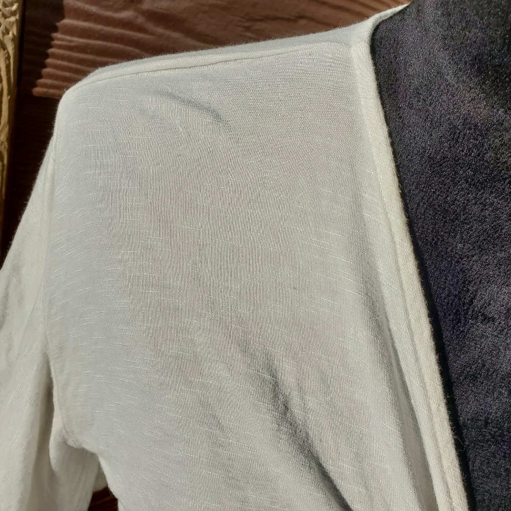 AE Studio White Women's Lightweight Flutter Sleeve V-Neck Crop Top Size Medium - Picture 10 of 16